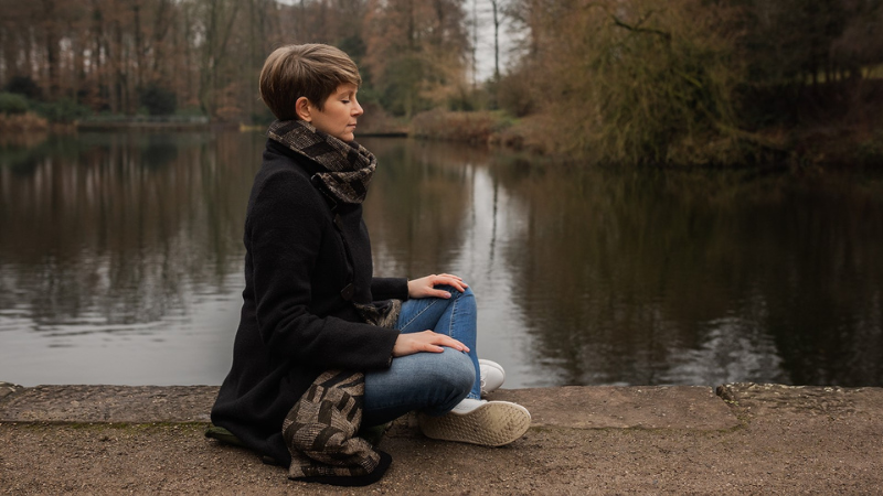 meditierende Frau am See