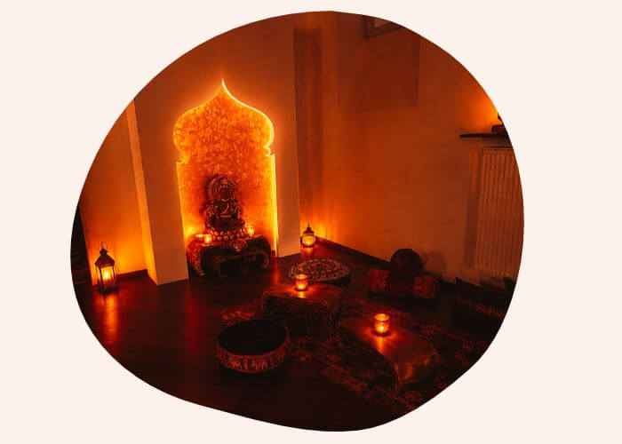 Bild vom Zentrum Freigeist - Altar beleuchtet mit Kerzen